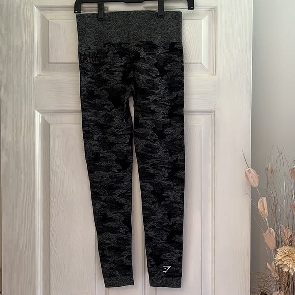 Gymshark Black Camo Seamless Leggings with Butt Scrunch - Size S - Picture 3 of 5